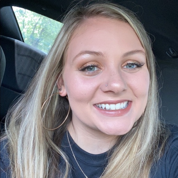 Meet your Posher, Madison - Picture 2 of 2